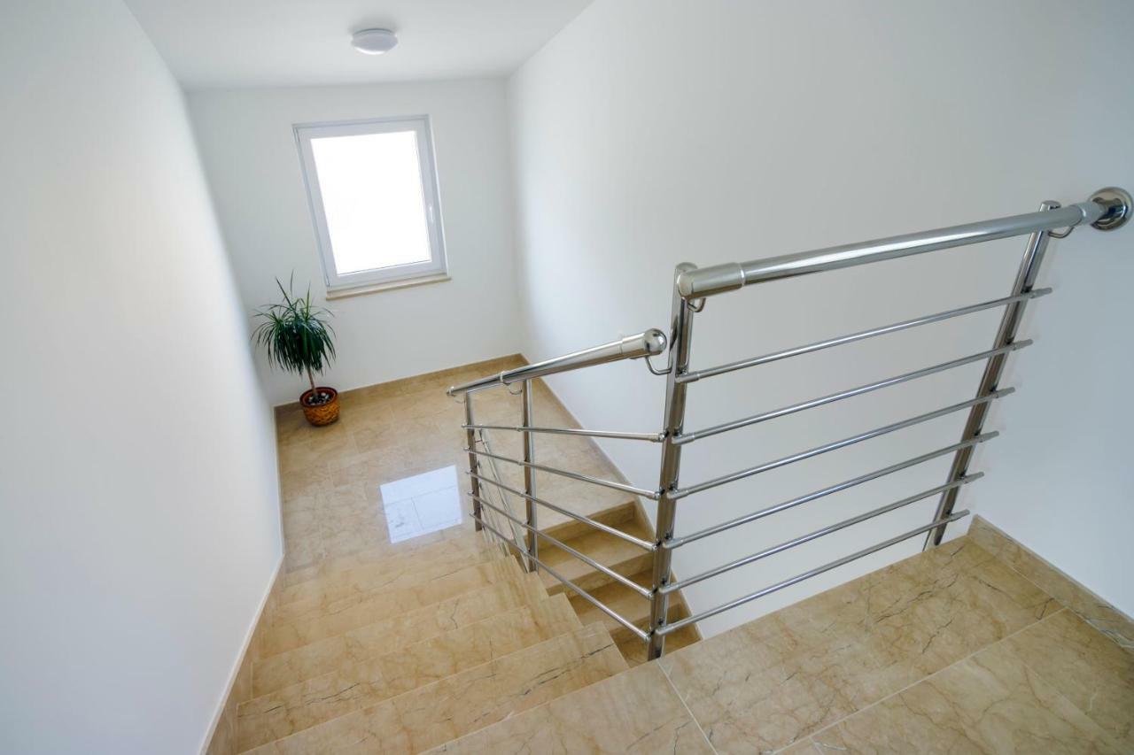 Apartmani Ticinovic Оміш Екстер'єр фото